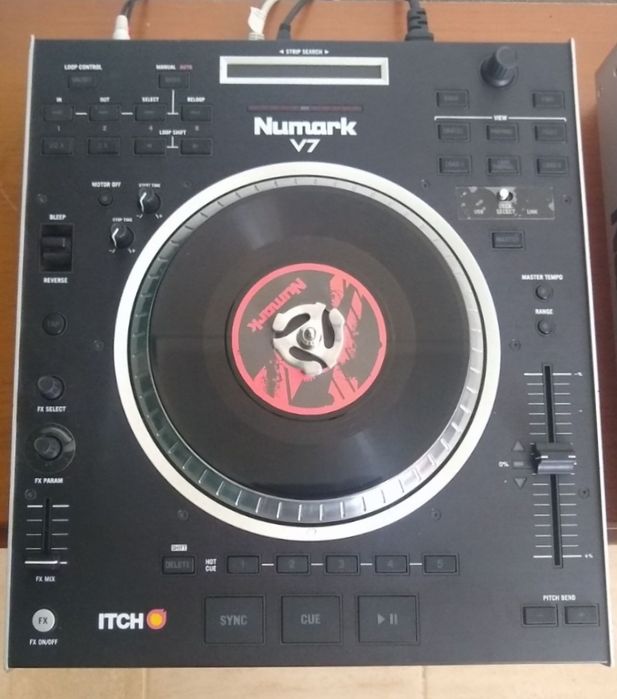 Duas  Controladoras Numark V7  Direct Drive.  O Mixer Gemini é Grátis