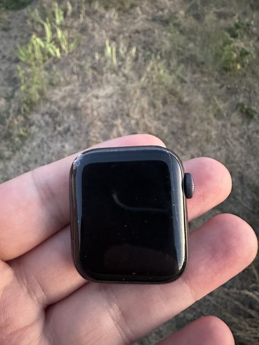 Цифровий годинник епл вотс se