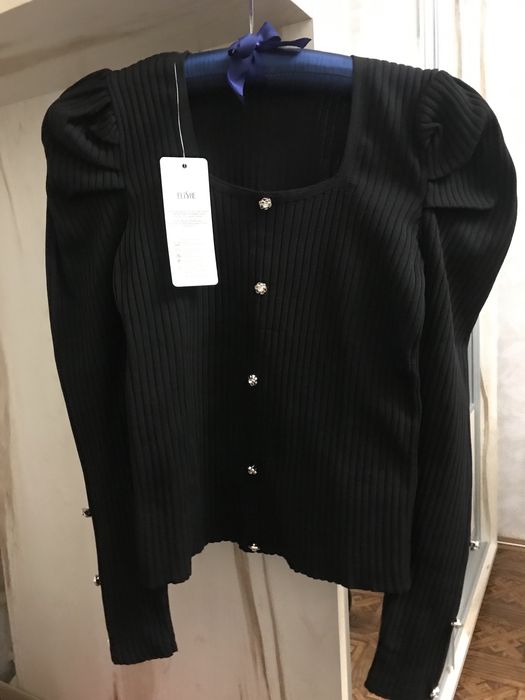 Женский топ с воланами