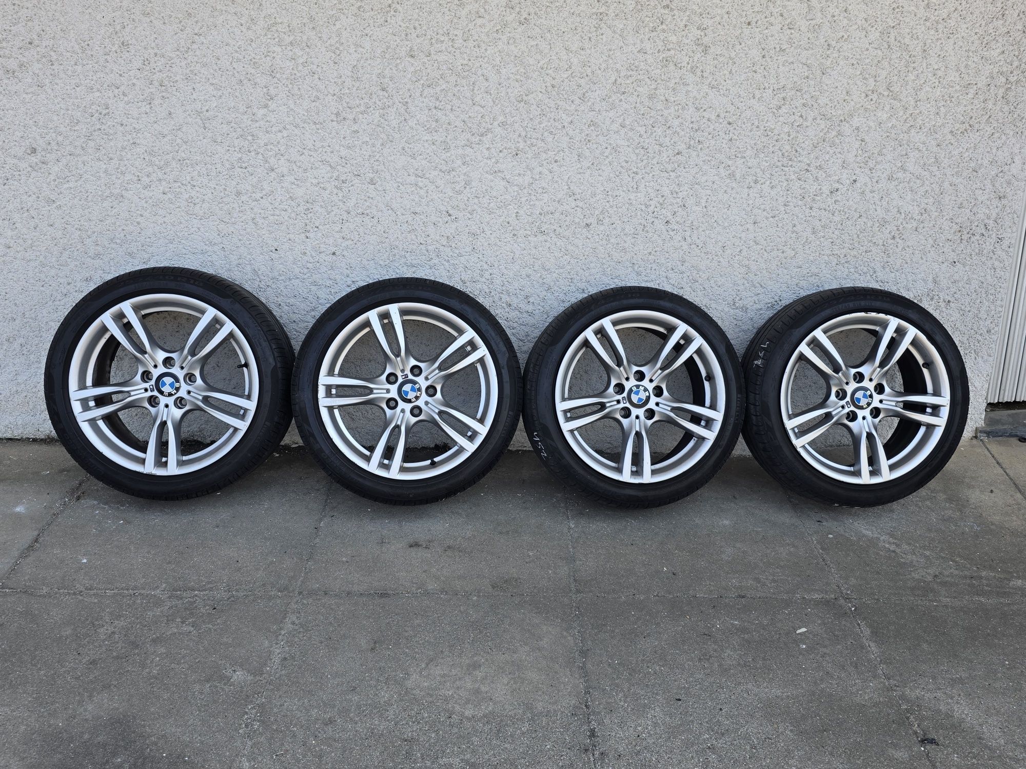 Jantes Originais BMW 18" Pack M com Pneus 225.45.18 + 255.40.18