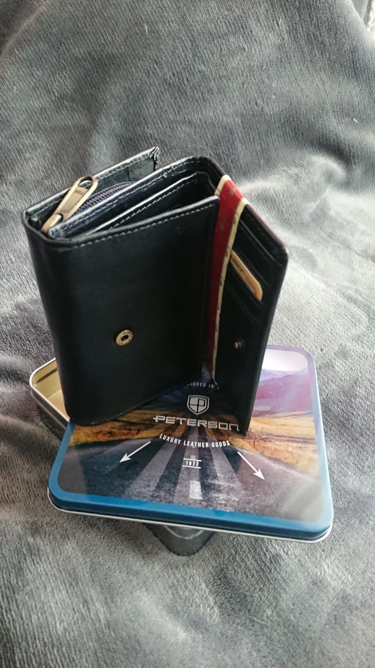Skórzany portfel Peterson w metalowym pudełku