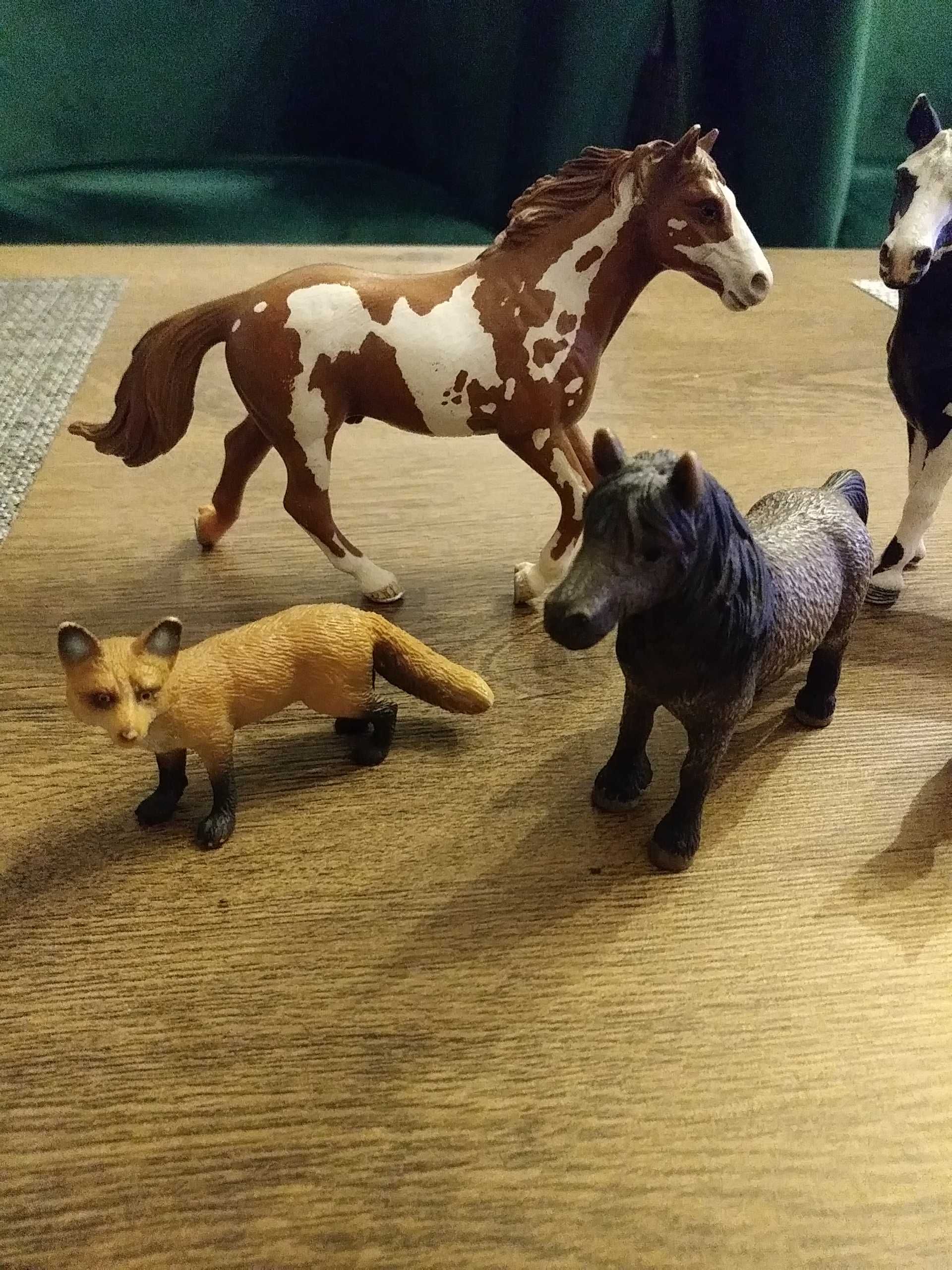 Schleich figurki zwierząt. Konie