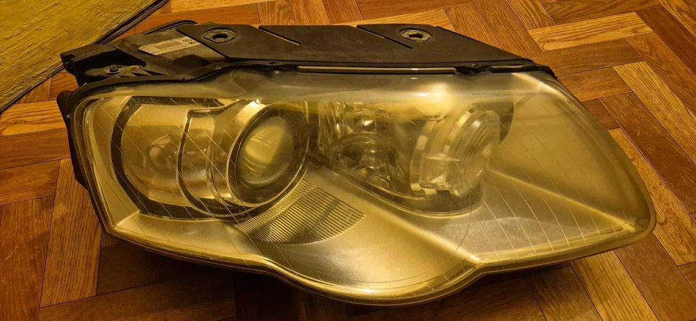 Prawy reflektor xenon Passat b6