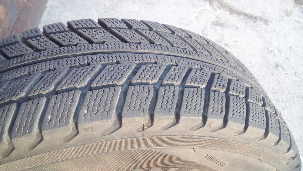 Продам б/у зимнюю резину 175*70 R13 2шт