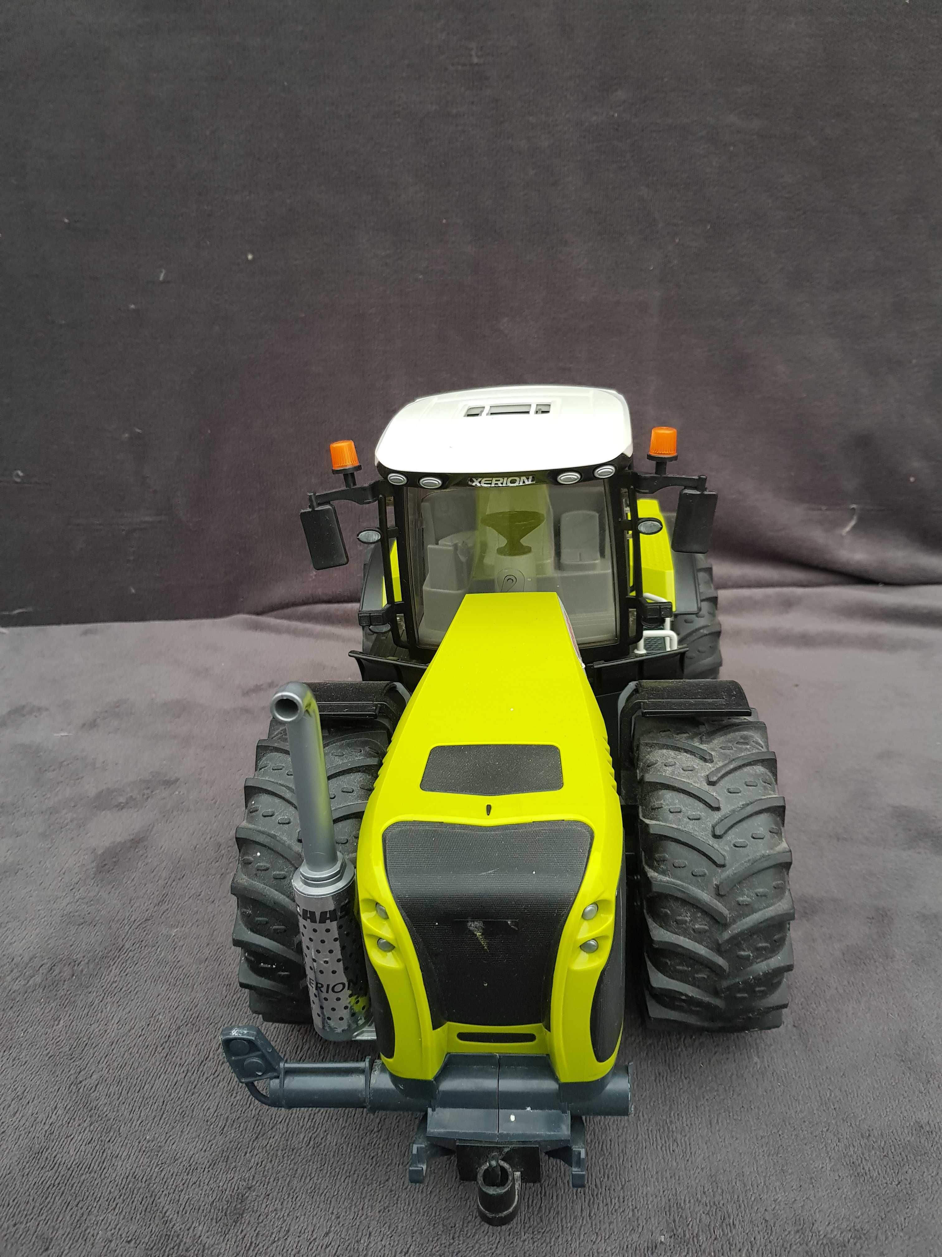 Bruder Traktor Claas Xerion 5000