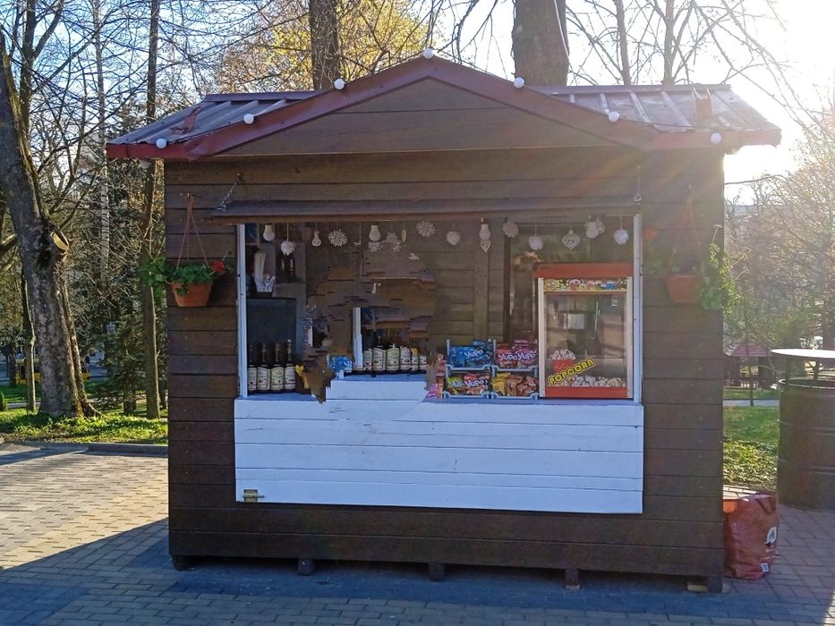 Продам кіоск з дерева 3/2.5 м висота 2.5 з двома вітринами