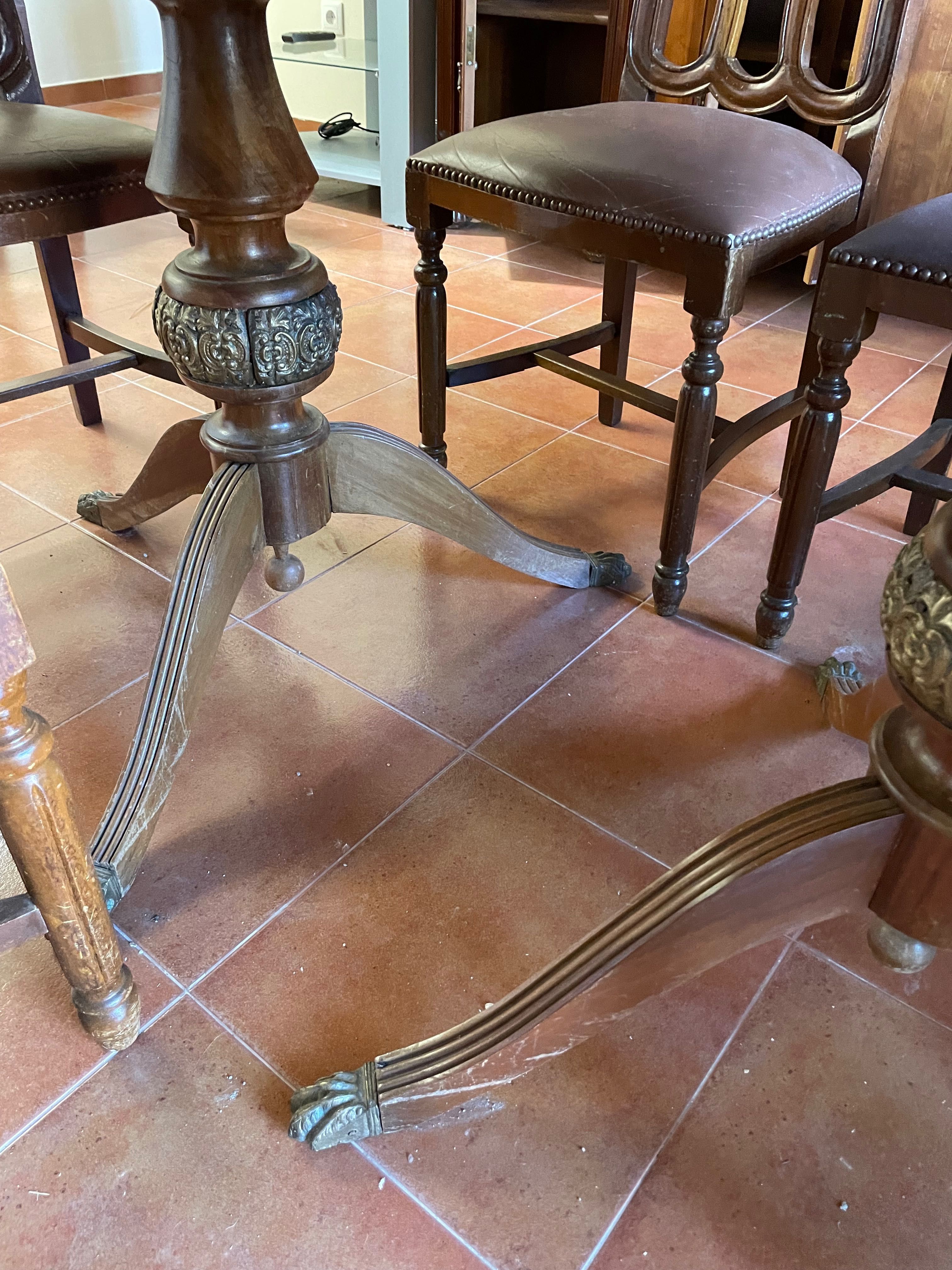 Mesa de madeira com 6 cadeiras