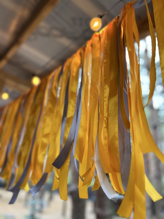 Декоративна гірлянда з атласних стрічок