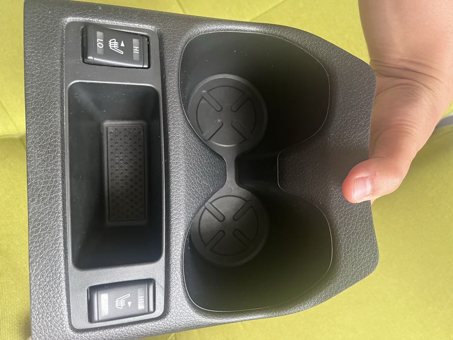 Підстаканник з кнопками підігріву Nissan Rogue sport
