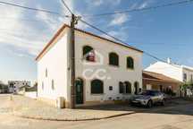 Moradia T3 de Gaveto com Quintal Generoso no Bairro de Almeirim – Évor