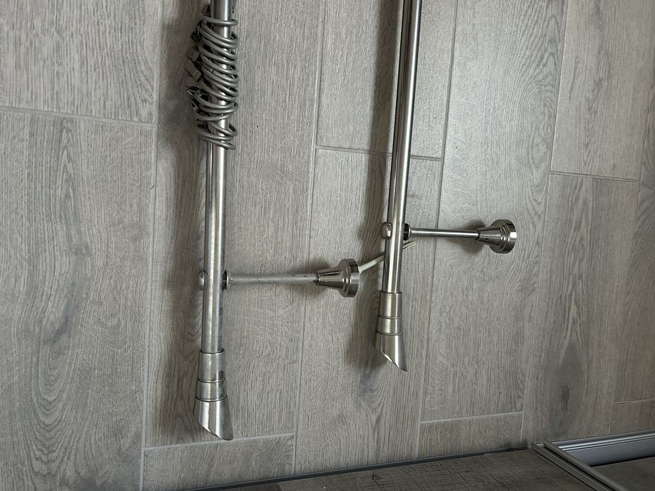 Dwa karnisze scienne