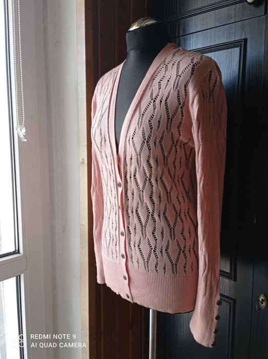 Świetny ażurowy sweterek damski z długim rękawem.