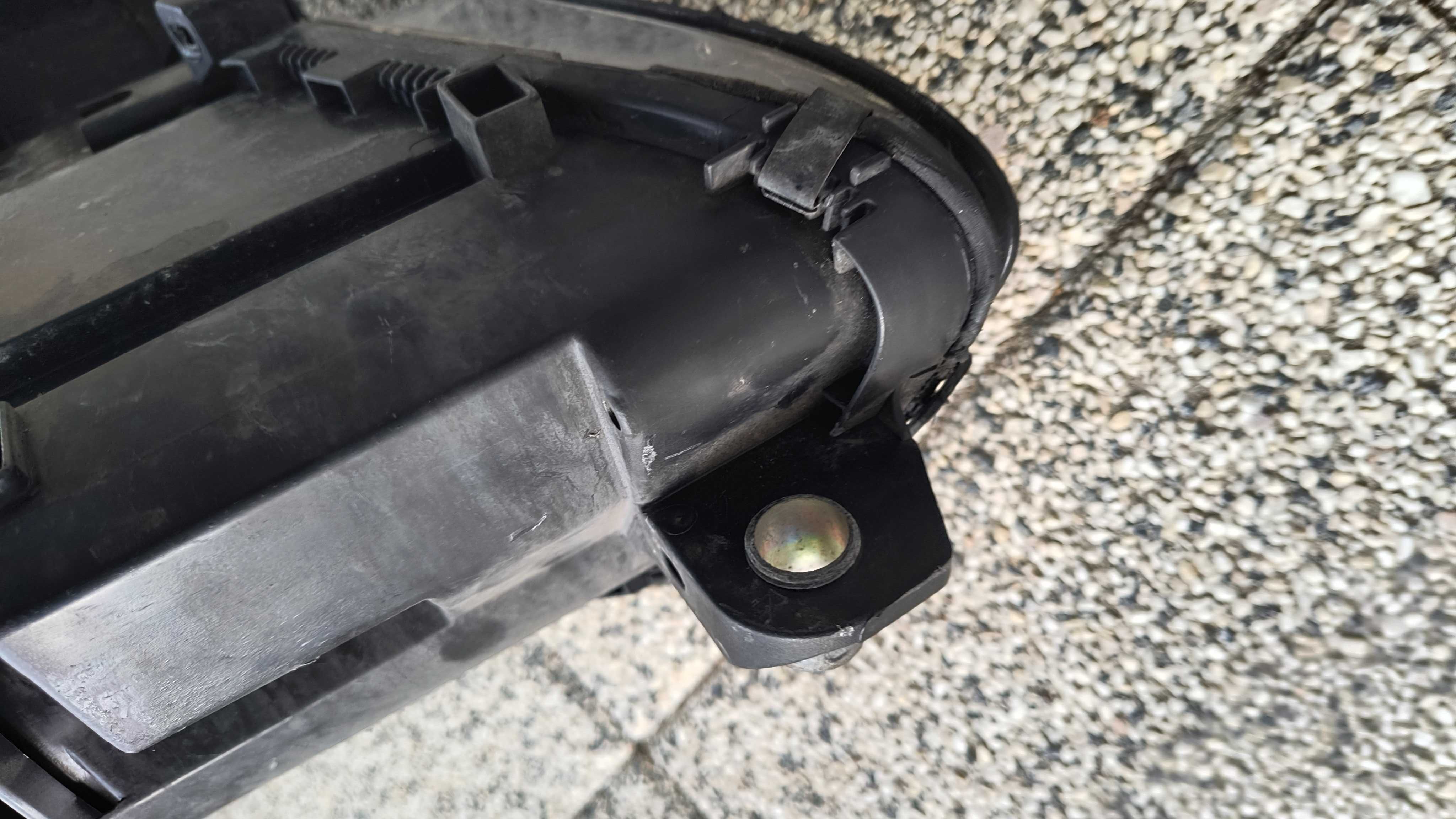 Lampa przednia prawa bixenon  C-klasa W204  nie skrętny  ładna