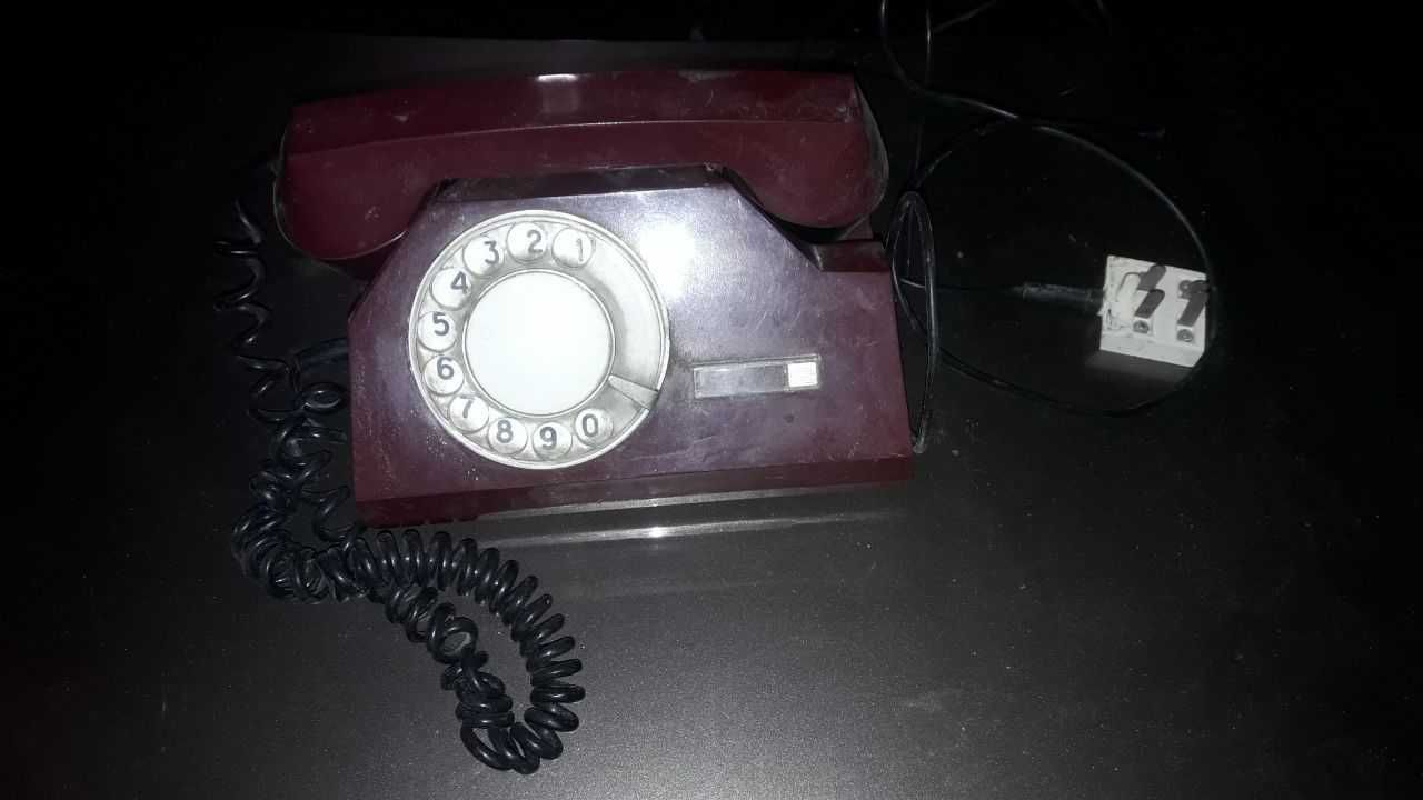 Телефон старого образца с дисковым набирателем