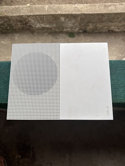 Xbox one s ,com um comando,em bom estado motivo da venda comprei outro