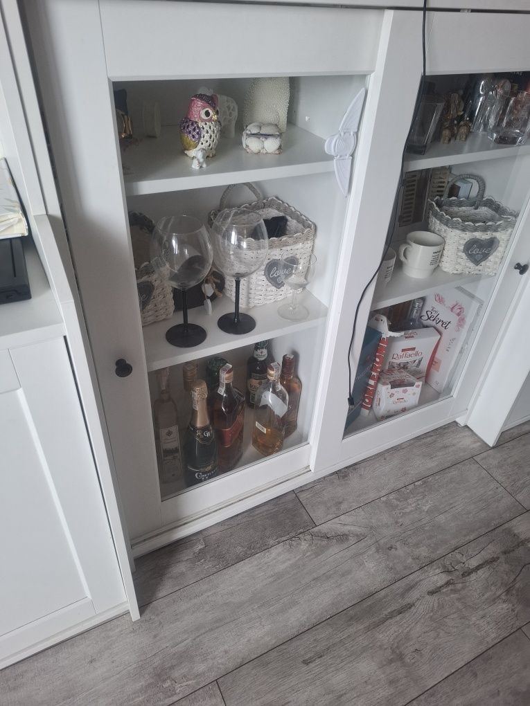Biale meble salonowe pojemne Ikea
