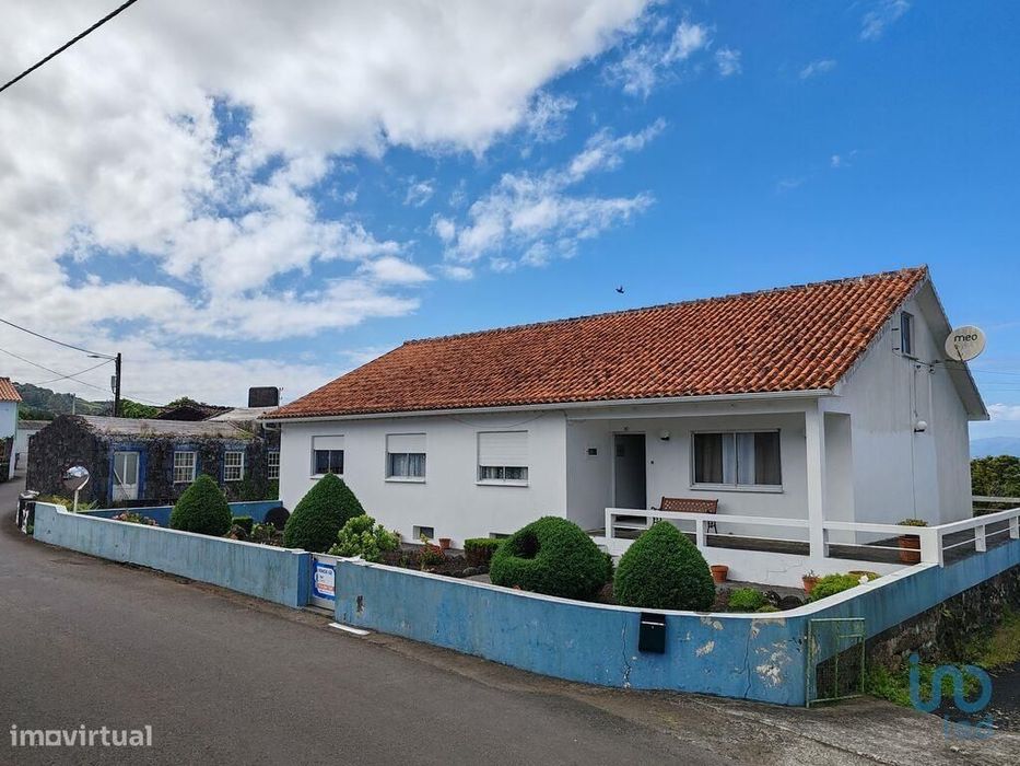 Casa T3 em Ribeirinha de 374,00 m2
