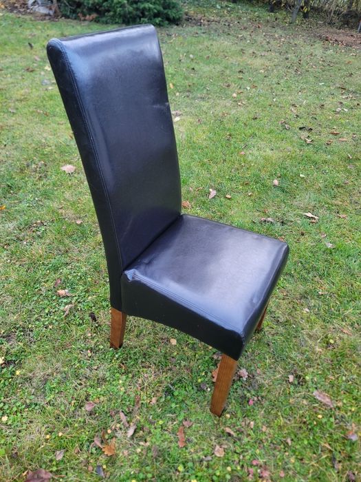 Krzesła tapicerowane ekoskórą.