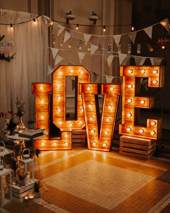 Rustykalny napis LOVE – wynajem na wesele / event / sesję zdjęciową