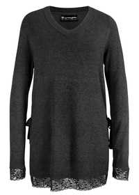 Szary sweter z koronką, wiązany na bokach
