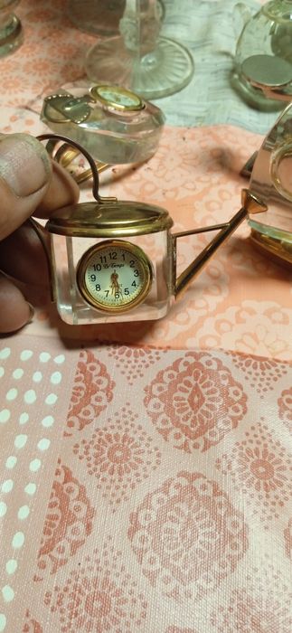 Miniaturas de relógios em cristal ,e metal