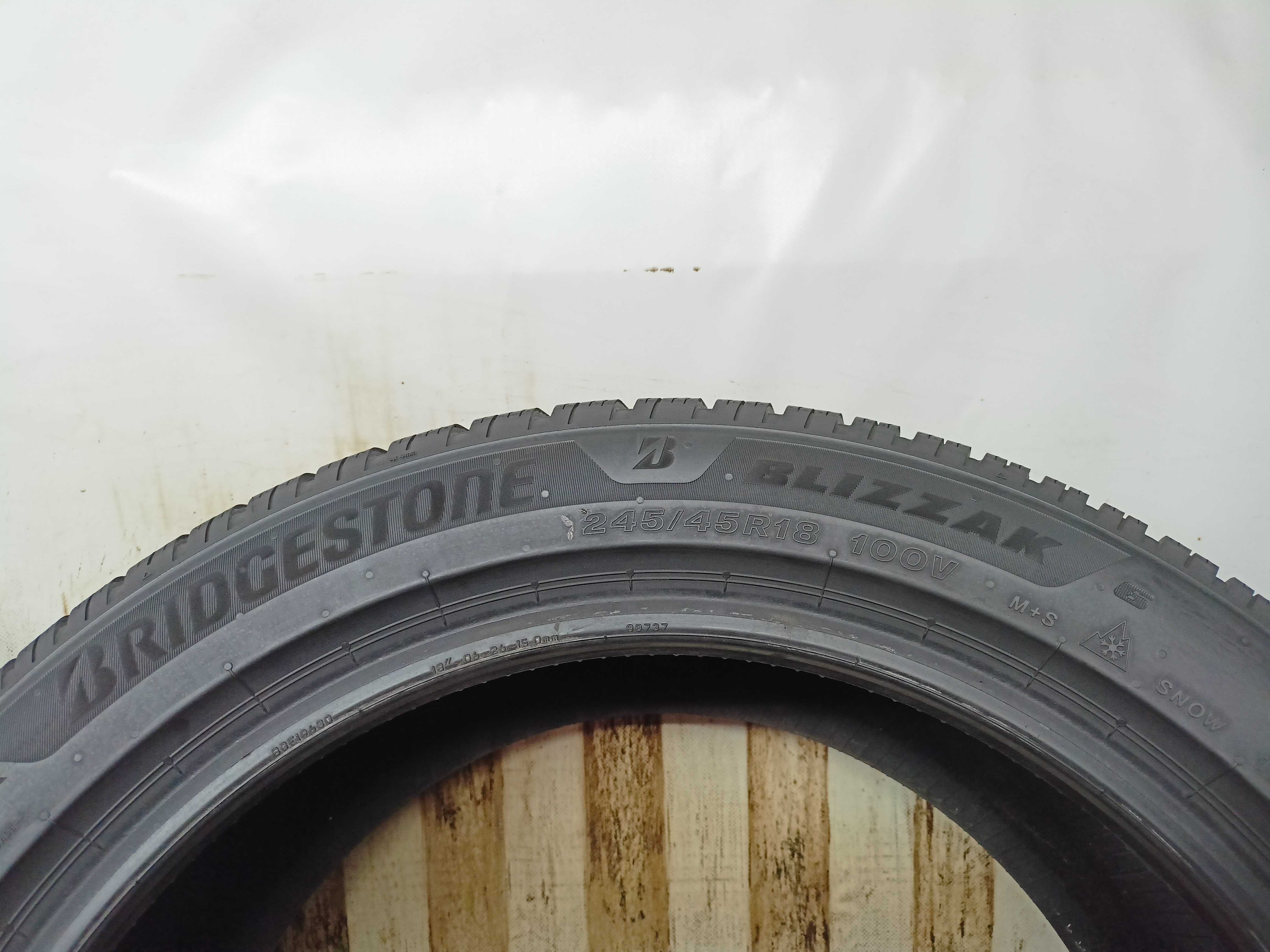 Bridgestone Blizzak 6 245/45/18 2024r. 100V 2x7,4mm (4523)