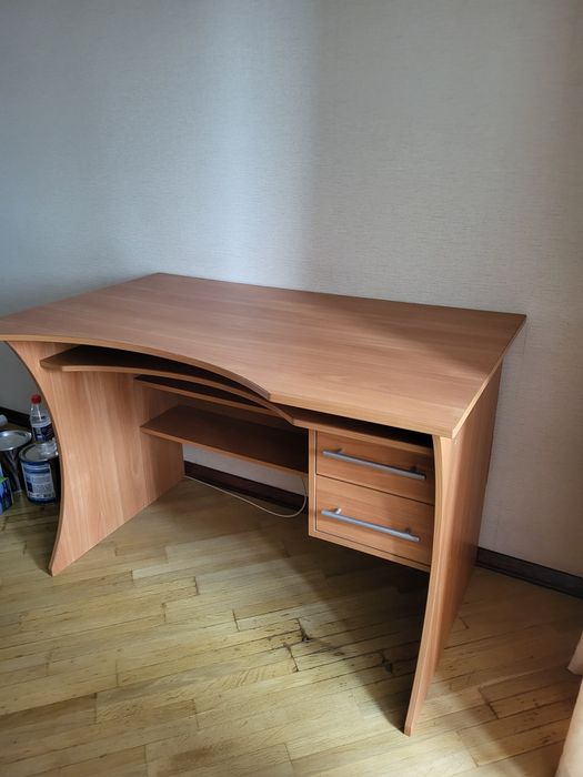 Дерев'яний письмовий стіл