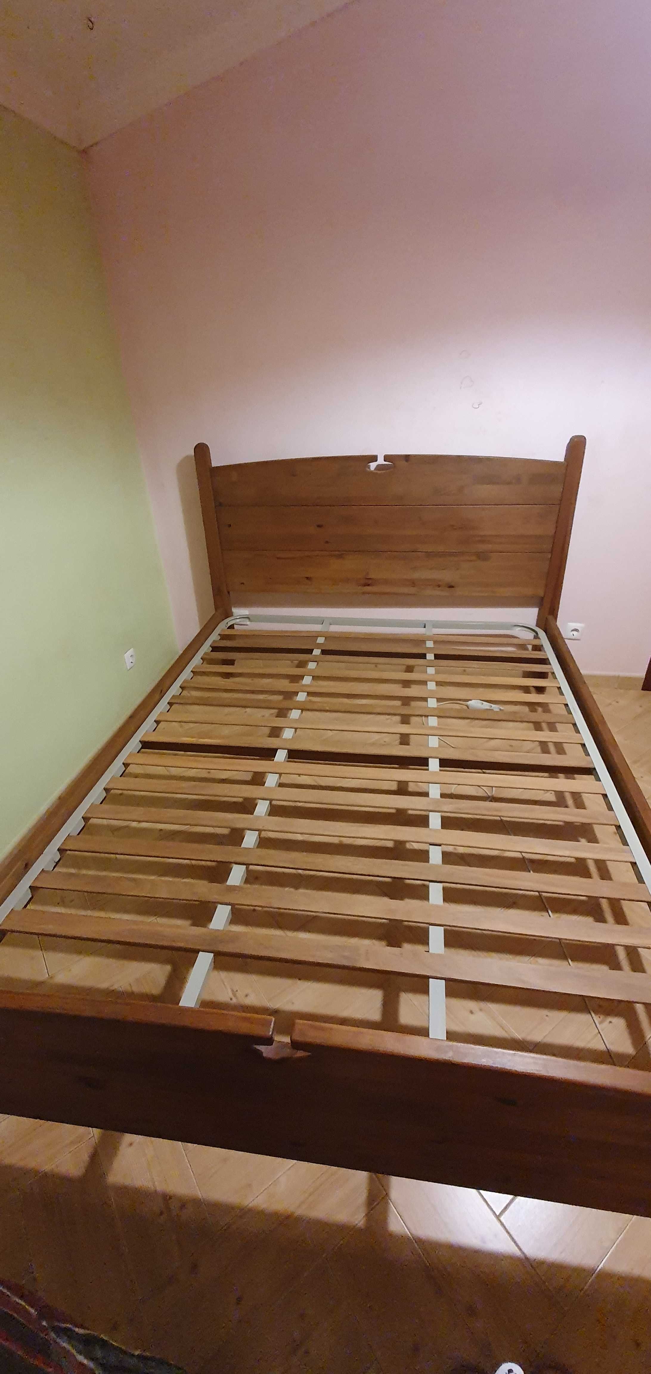 Cama de casal e 2 mesas de cabeceira