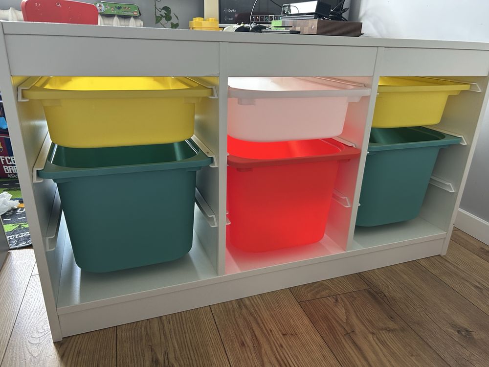 Regal ikea trofast z pojemnikami