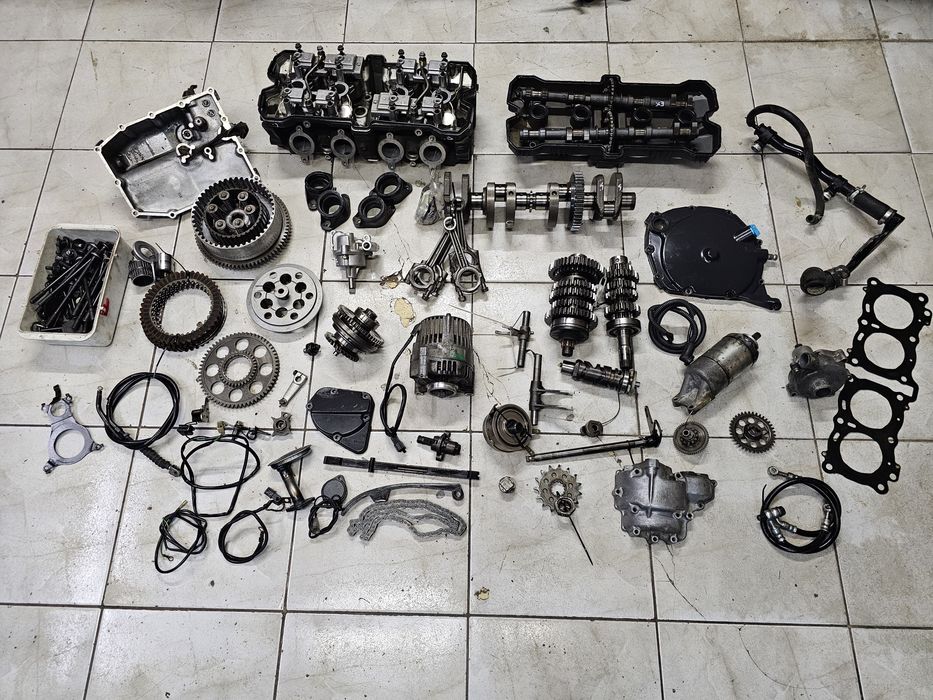 Suzuki GSXR 750 silnik części GSX-R wał głowica skrzynia kapa zębatka