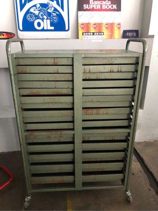 Móvel industrial em metal com gavetas