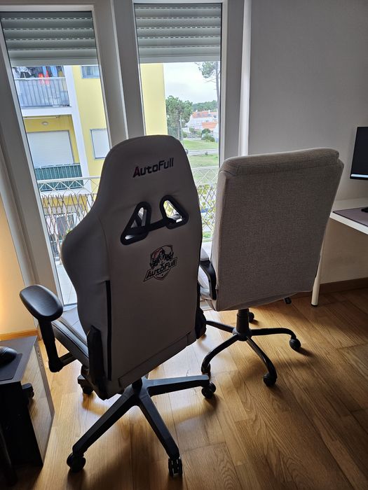 Duas cadeiras de escritório