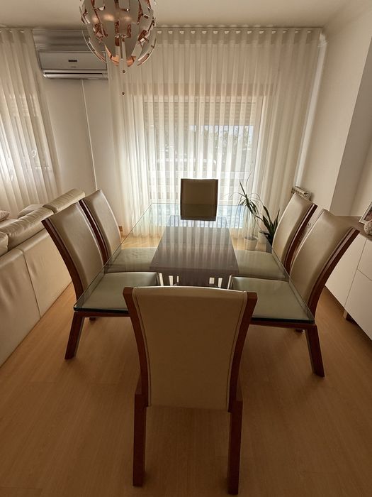 Mesa e cadeiras de jantar