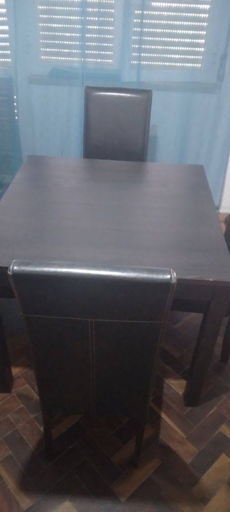 Vende- se conjunto de mesa extensível e cadeiras.