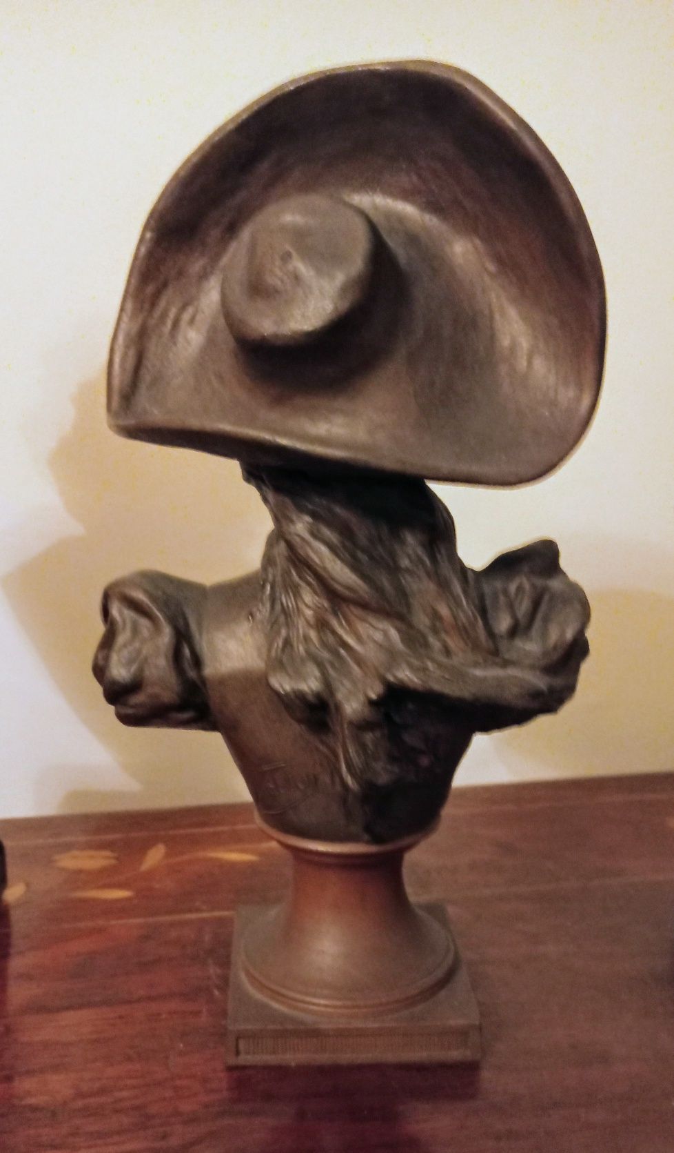 Estatueta de bronze assinada