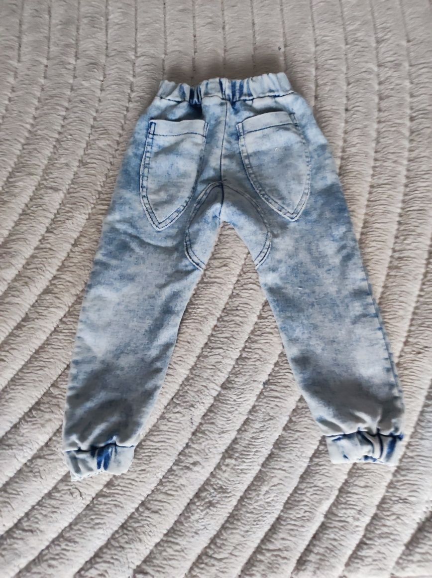 Zestaw spodni krzywa noga a'la jeans by Mimi, bluzka Zara 98