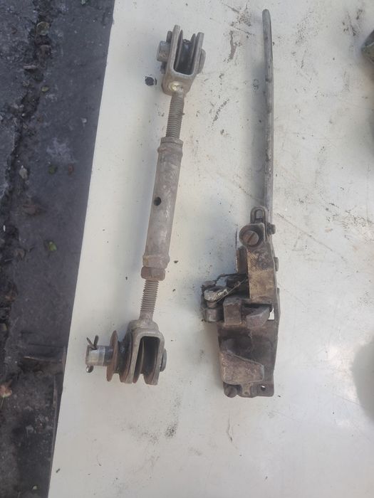 Клапан прискорювальний, замок дверки Камаз