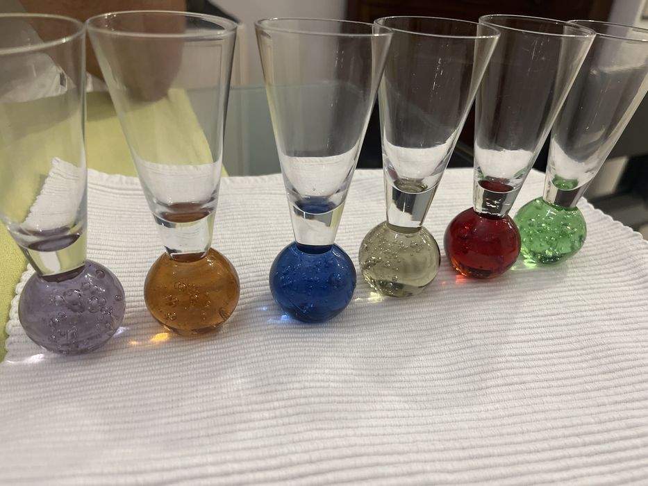 Copos licor com base colorida com bolhas