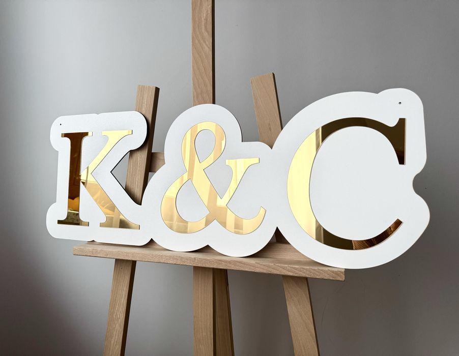 Napis na ściankę inicjały za młodymi pleksi wesele rocznica dekoracje