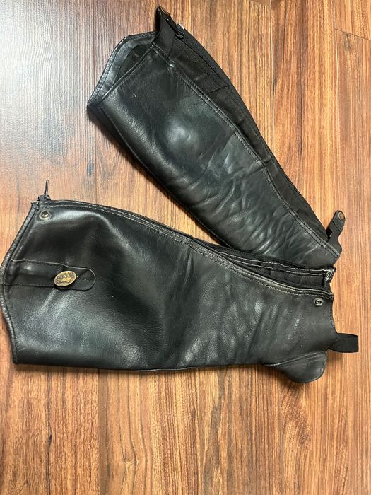 Czapsy hippica skórzane