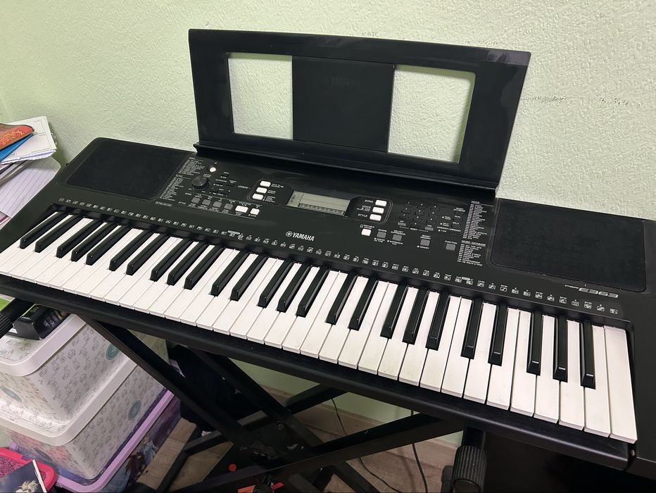 Продам синтезатор Yamaha PSR-E363 + стійка, адаптер і педаль