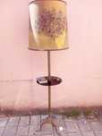 Candeeiro de pé alto com mesa