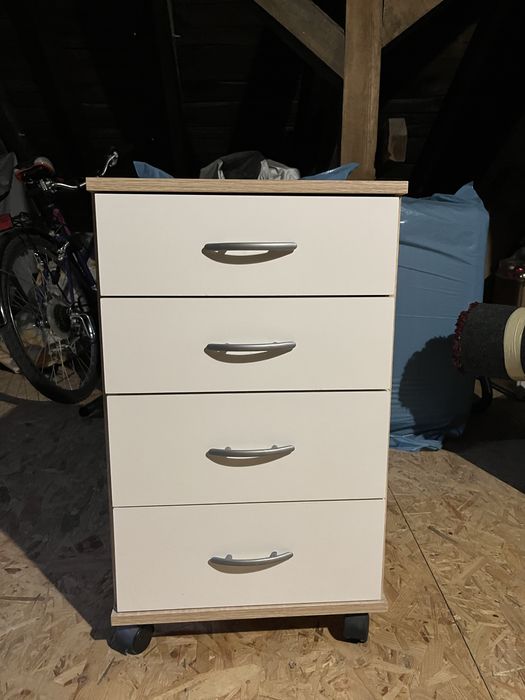 Szafka nocna na kółkach