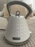 Czajnik Morphy Richards biały