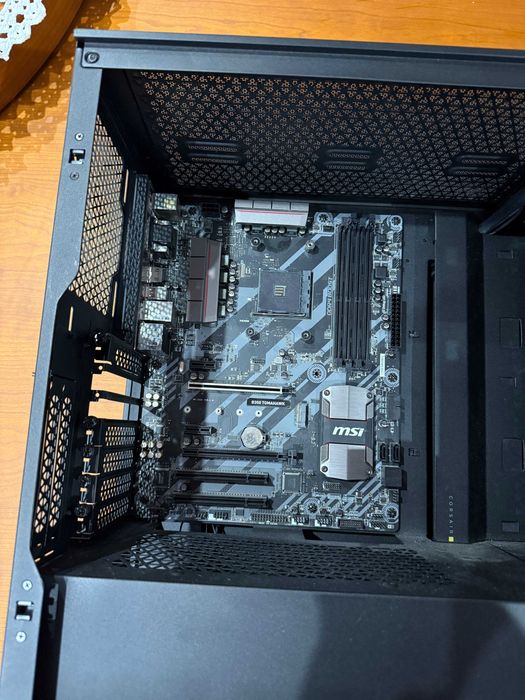 Caixa ATX Corsair 5000D com Motherboard MSI B350