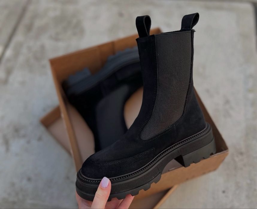 Жіночі сапожки.Чорного кольору,матеріал нобук.Нові