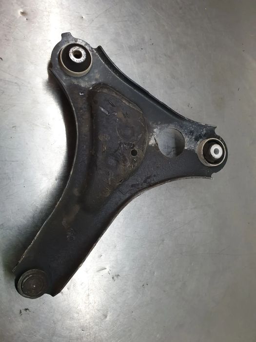 Braço de suspensão frente esquerdo RENAULT Twingo III (BCM_)