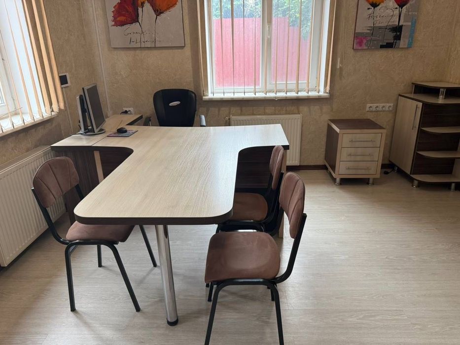 Кухня 5,5 м, кухонні столи та офісні меблі (стіл, диван, шафа)