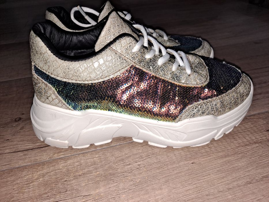 Sneakersy z cekinami na platformie