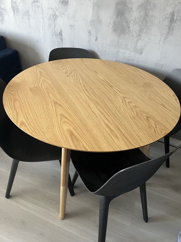 Dębowy stół z krzeslami